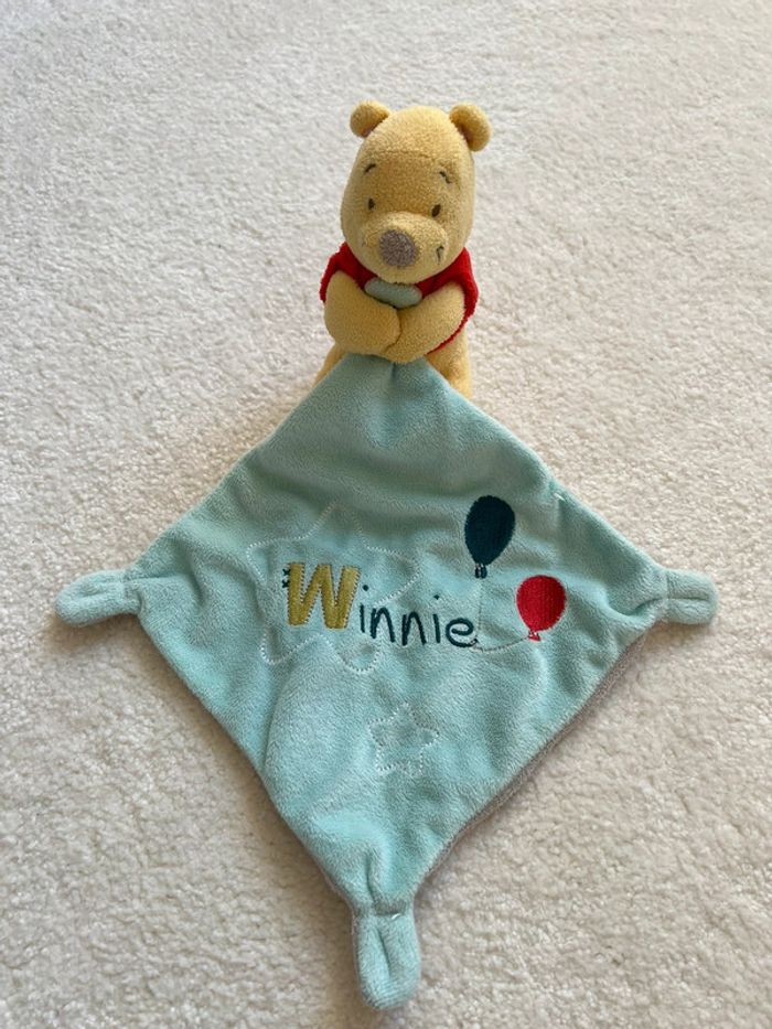 Doudou plat mouchoir Winnie l’ourson