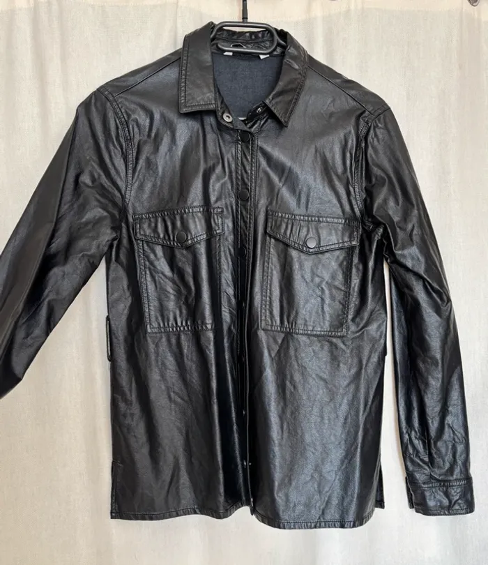 Chemise en cuir noir stradivarius
