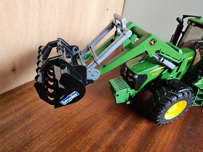 John Deere 7930 + chargeur Bruder - photo numéro 6