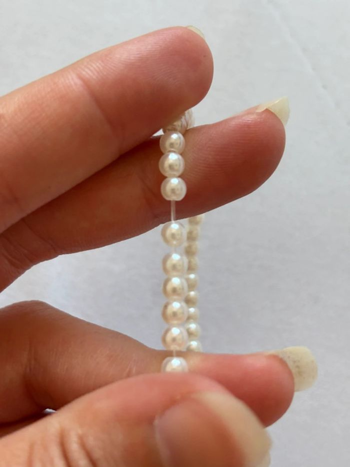 Bracelet de perles blanches forme cœur doré fait à la main - photo numéro 3