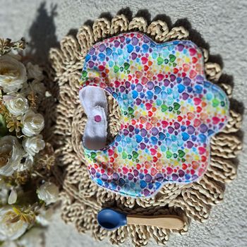 Bavoir forme fleur motif petit coeur 