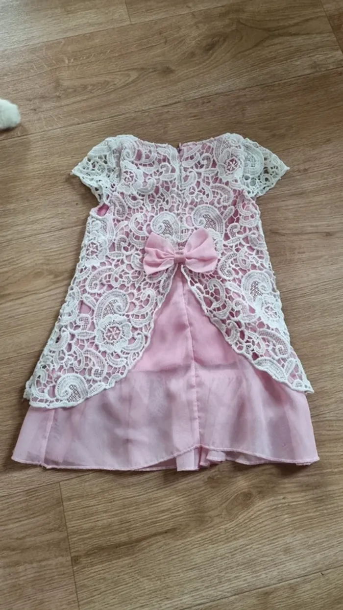Robe rose a dentelles - photo numéro 2
