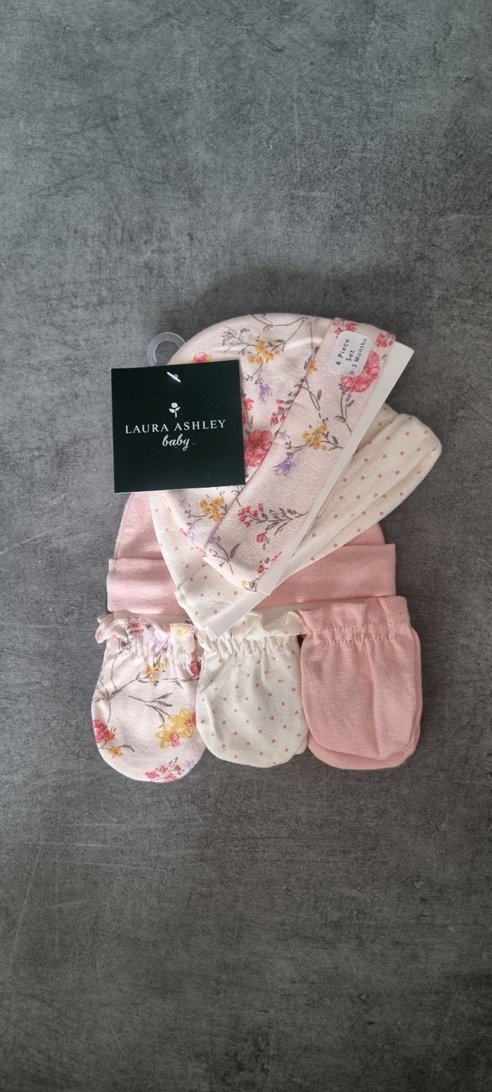 Lot bonnets & moufles bébé Laura Ashley – 0-3 mois – Neuf