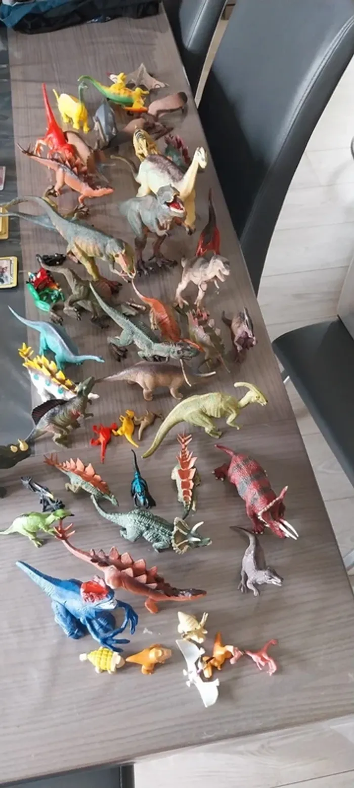 Lot de dinosaures. Une 40aine en excellent état voir neufs.