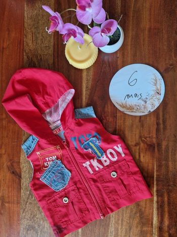 Veste légère à capuche sans manches