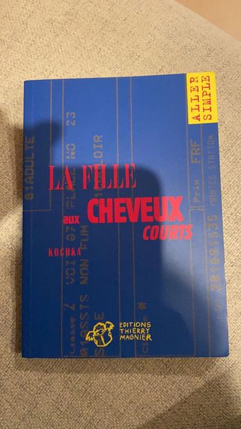 La fille aux cheveux courts