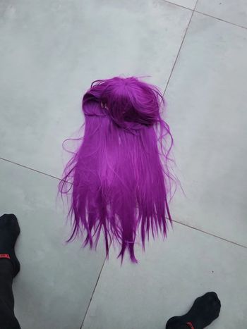 Perruque violet cheveux long et frange taille adulte