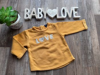 - Pull Kiabi   - 6 mois - bon état, légère bouloche 