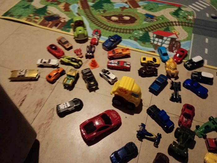 Tapis de jeu Sol avec 100 voitures ville/pays en excellent état marque playtive - photo numéro 8