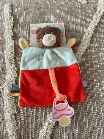 Peluche doudou plat 23cm sucre d’orge ours rouge jaune et bleu étoile neuf étiqueté