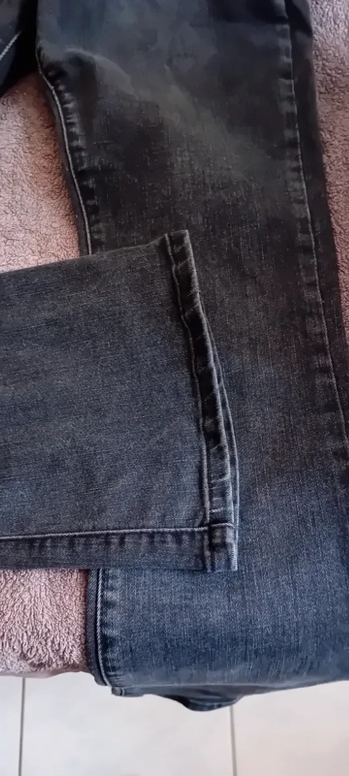 Très joli jean noir/gris pattes d'éléphant shein taille 38 en très bon état - photo numéro 3