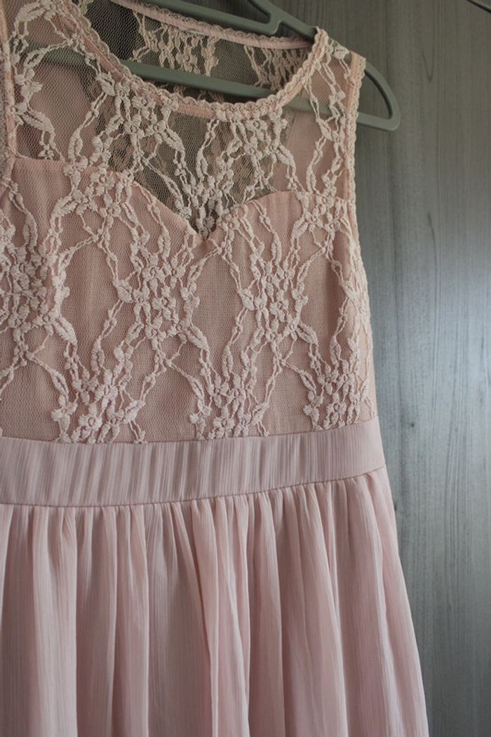Robe en dentelle - photo numéro 2