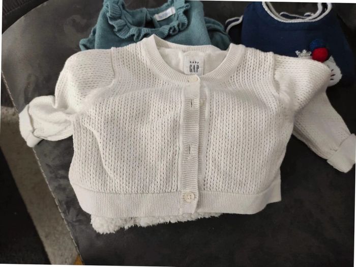 Lot 3 pulls et 1 gilet 6mois - photo numéro 2