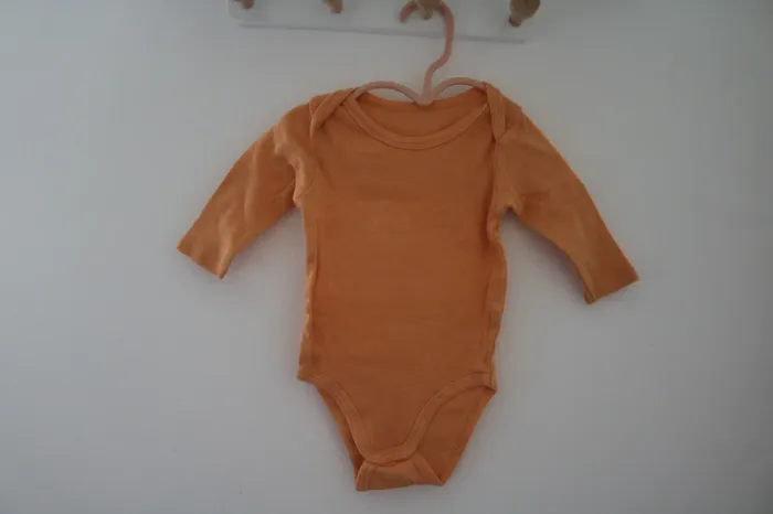Lot bodies hiver fille 6 mois - photo numéro 4