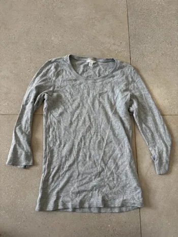 T-shirt gris à manches longues, taille XS, très bon état