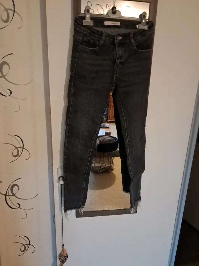 Jean noir taille 36 slim franges aux chevilles