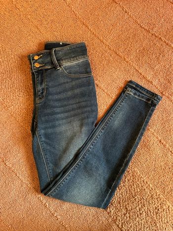 Jean skinny push-up avec double bouton