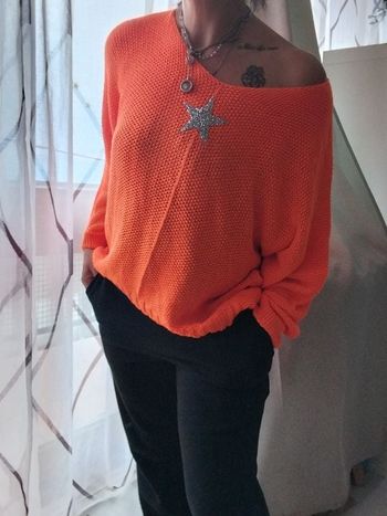 Pull tendance orange étoile argentée glitter modèle Black in White