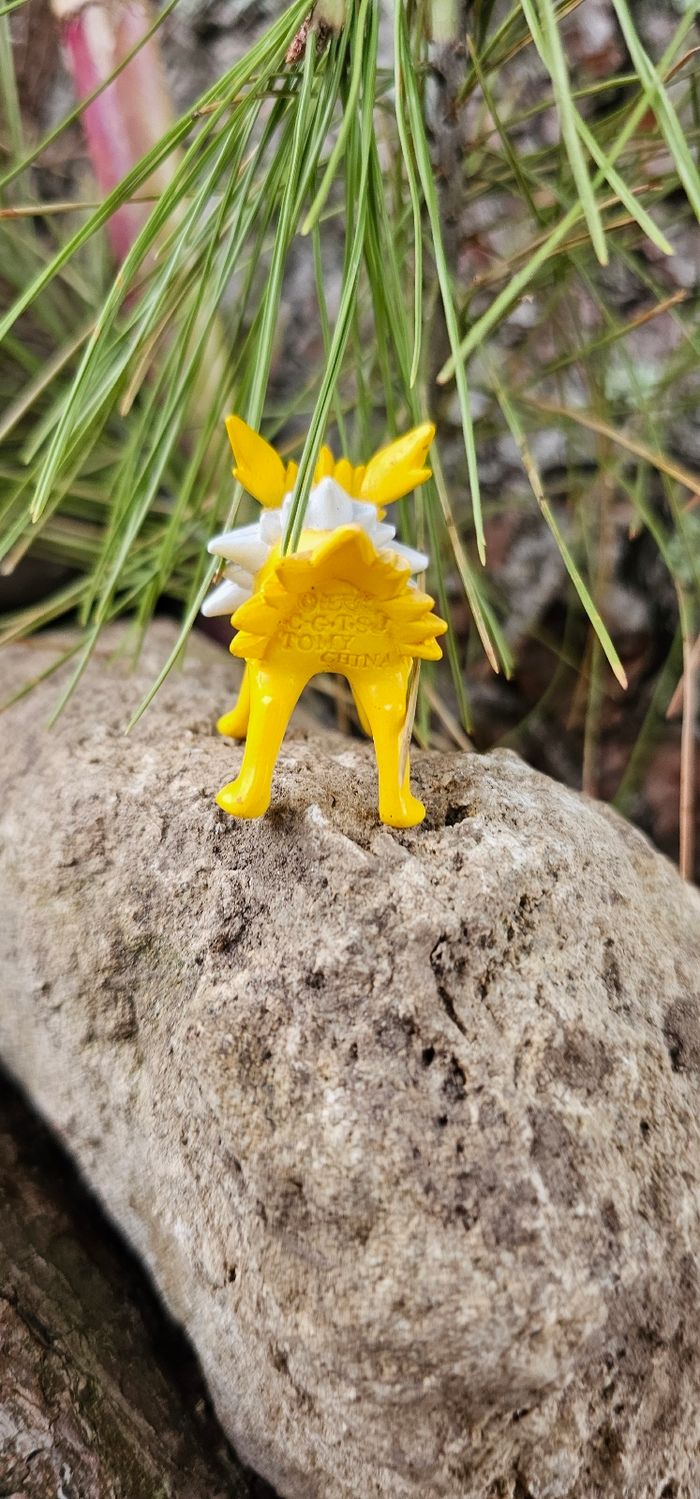 Super petite figurine Pokemon Nintendo tomy C.G.T.S.J voltali - photo numéro 4