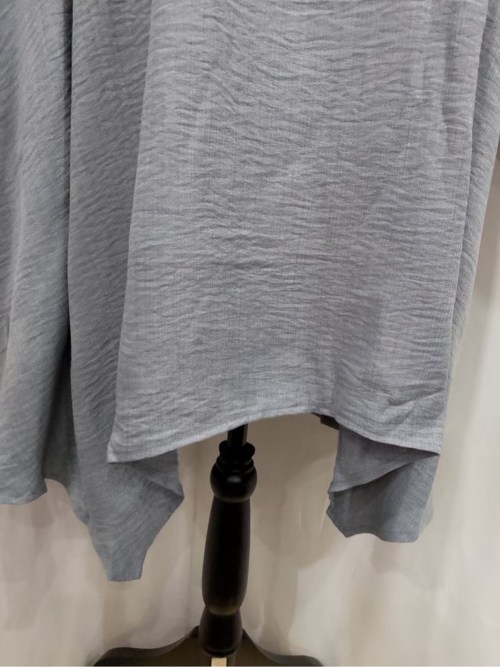 Chemise ample grise  grande taille 54 – col plissé, ourlet irrégulier et style nomade chic - photo numéro 7