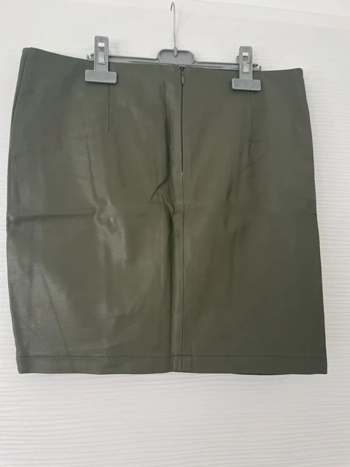 Mini-jupe sexy en cuir droite moulante vert kaki effet froncé plissé et fermeture éclair - photo numéro 5