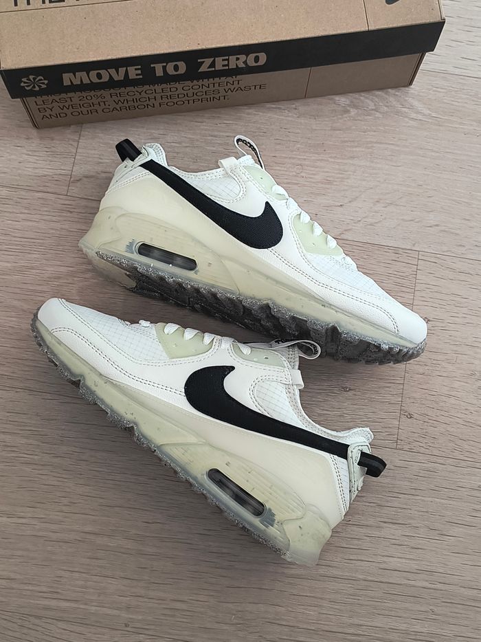 Baskets chaussures Nike air max neuves taille 40.5 - photo numéro 2