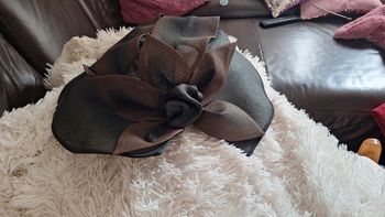 Chapeau noir et maron ajourée