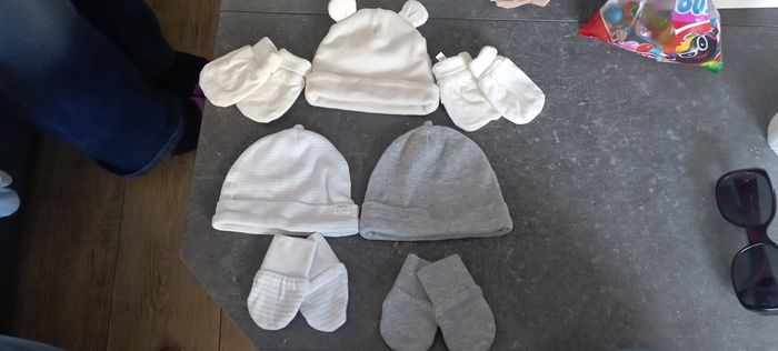 Lot bonnets et gants bebe