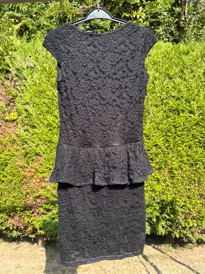 Robe noire chic en dentelle doublée – Marque No Excuse - photo numéro 2