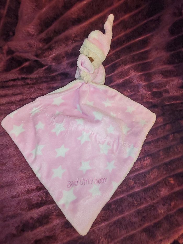 Ours beige mouchoir rose et blanc