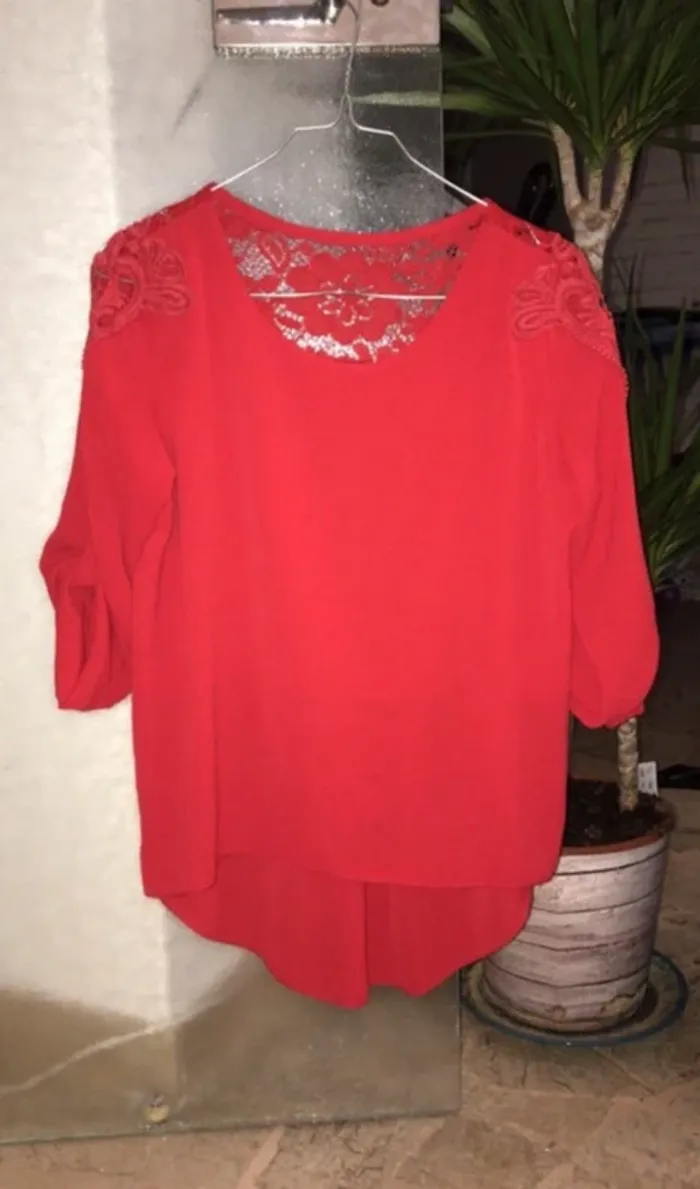 Blouse rouge avec dentelle - photo numéro 4