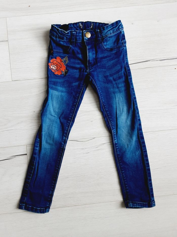 Vêtement fille pantalon jean bleu motif rose 4 ans