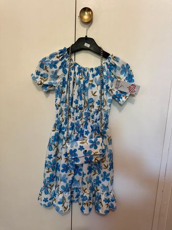 Robe à fleurs bleues