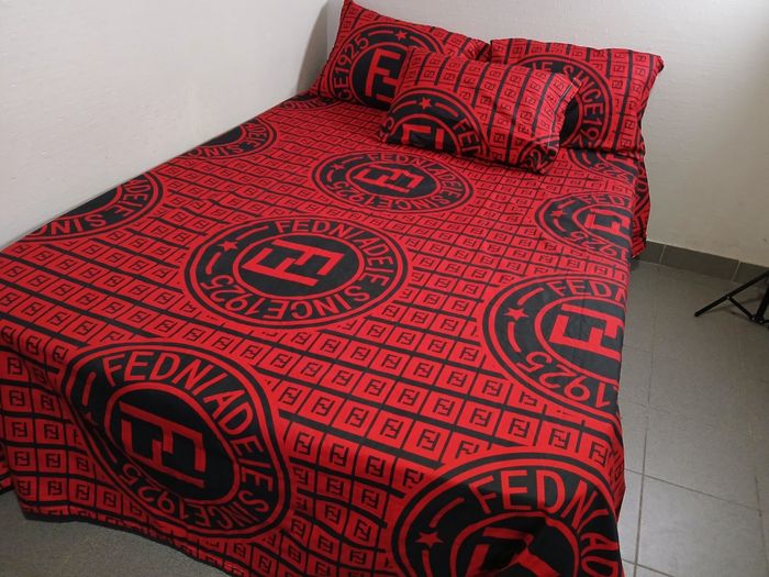 Drap de lit avec 4 taies d'oreiller - photo numéro 2