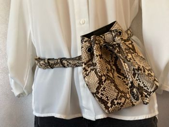 Ceinture avec pochette motif python Mango