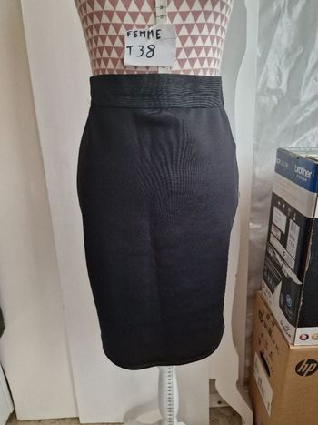Jupe crayon, noir, taille élastique, en polyester &elasthanne, en très très bon état, longueur 54cm