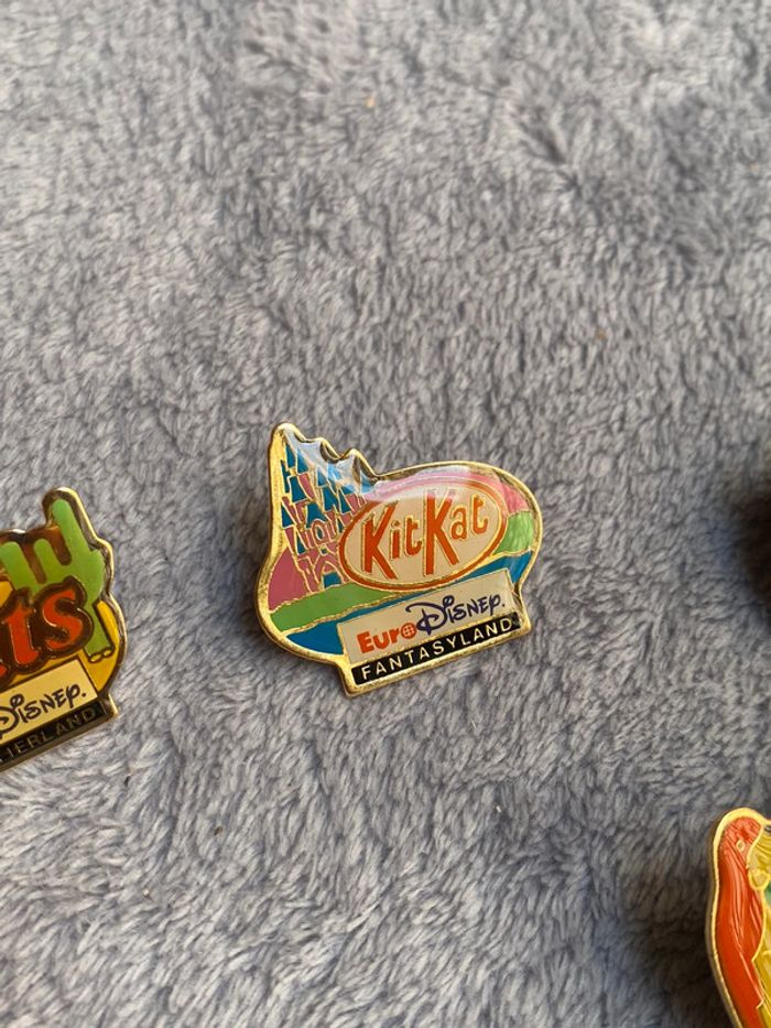 Lot de 10 pin’s broche euro Disney Buitoni, kitkat, nuts, philips, lion, kodak et vittel - photo numéro 7