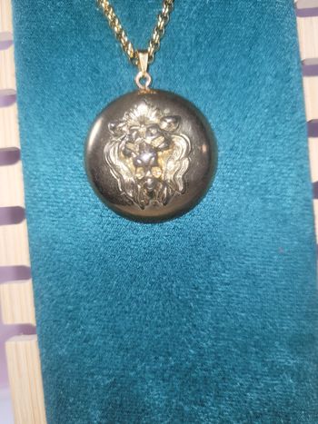 Collier upcyclé avec un gros bouton 