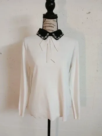 🤍 Pull blanc col noir décoré – Miss Sara – Taille 40/42 – Bon état