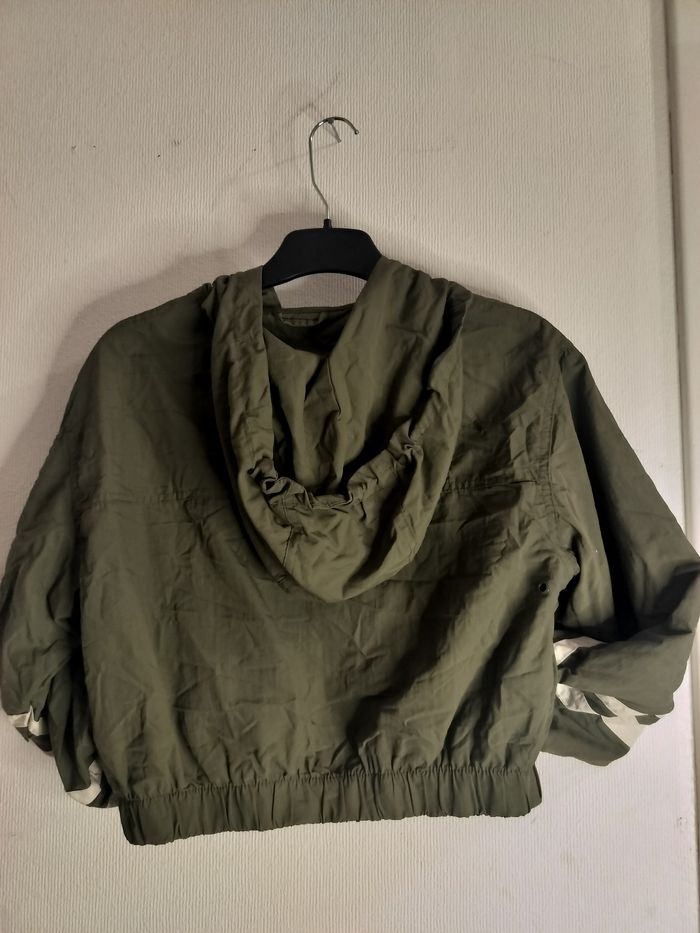 Petit gilet Bershka de sport kaki crop top - photo numéro 7