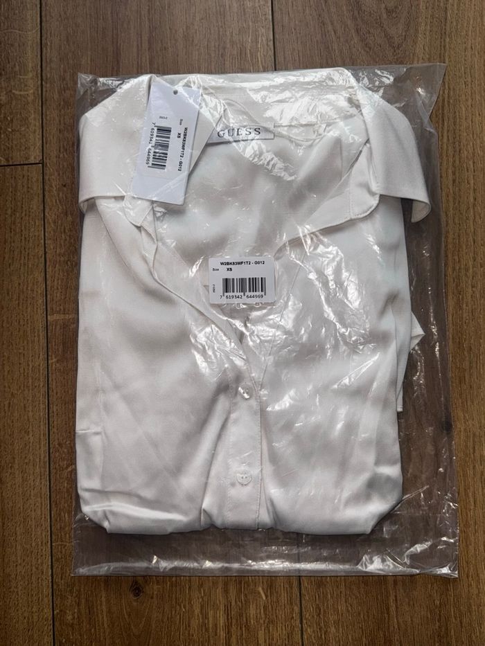 GUESS –Robe blanche élégante ceinturée