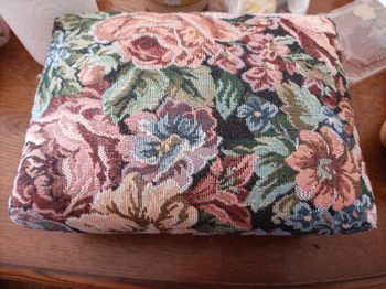 Repose-pied en bois et tissu vintage