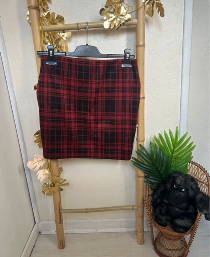 Jupe courte rouge et carreaux noirs  S GEMO - photo numéro 4