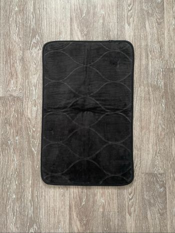 Tapis noir - salle de bain