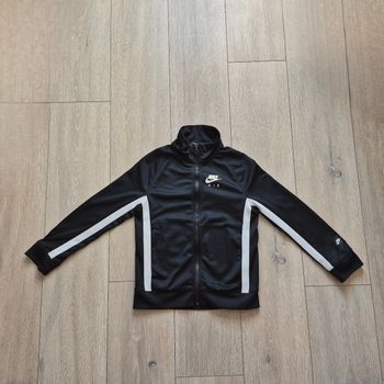 Veste Nike noir et blanche. En excellent état. Garçon 8 ans.