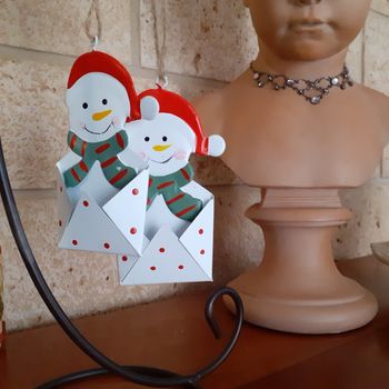 2 figurines porte-nom en métal peint