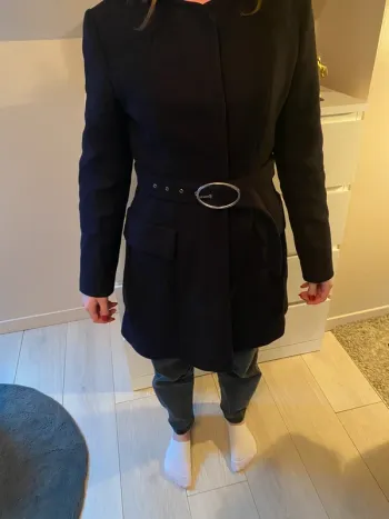 Magnifique manteau Zara Women bleu marine taille M neuf avec ceinture et poches en parfait état
