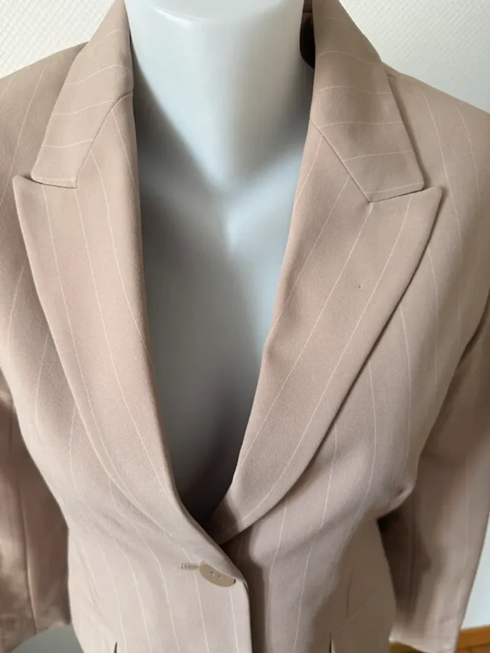 Blazer neuf avec étiquette beige à rayure taille 40 - photo numéro 2