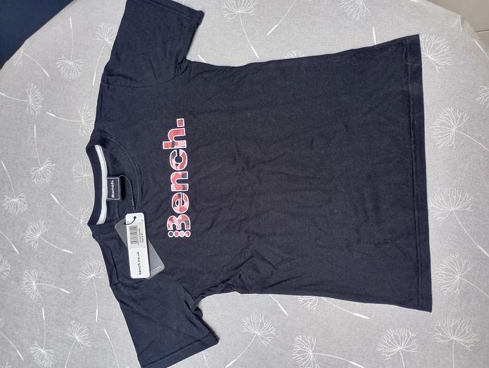 T-shirt Bench