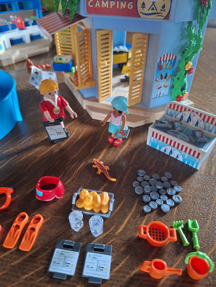 Playmobil camping + piscine 71727 COMPLET - photo numéro 2